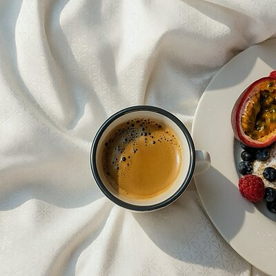 Diese ersten Sonnenstrahlen, die ganz sanft durch das Fenster fallen und deine Haut wärmen. ️ Der Duft von frischem Gebäck, warmer Kaffee in den Händen und noch ein paar ruhige Minuten im Bett.