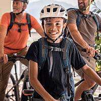Familie beim E-bike fahren 