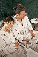 Paar im Ruheraum im 5 Sterne Wellnesshotel STOCK resort Österreich.