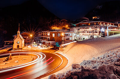 Außenansicht Winter bei Nacht der Team Lodge STOCK resort