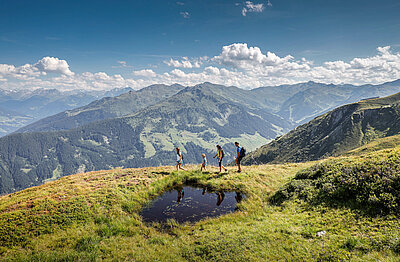 Familie im Wanderurlaub Österreich