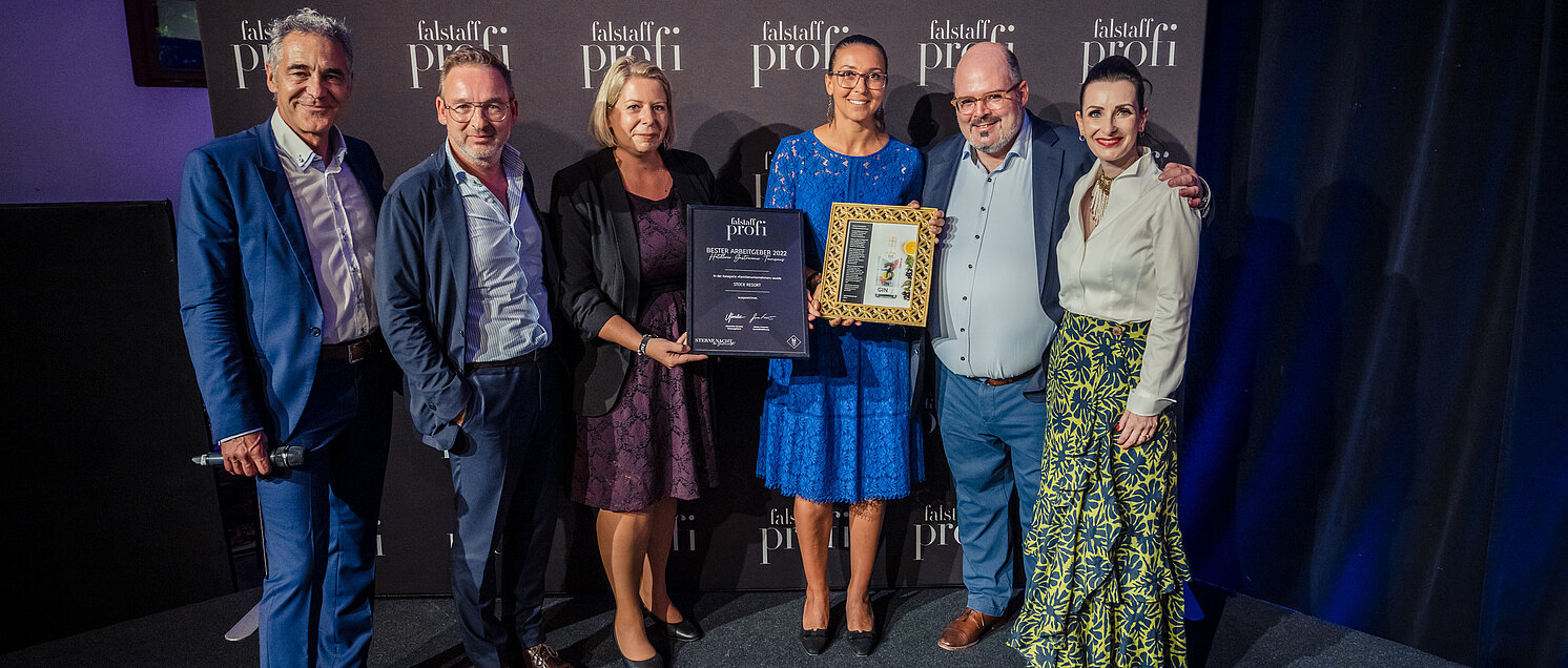 Group photo of employees and management – Award for Best Employer of the Year 2022