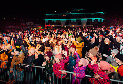 Besucher:innen beim Open Air Winter Party in Finkenberg mit Stockanotti