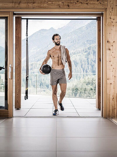 Mann im Sporthotel STOCK resort mit Fitnessstudio