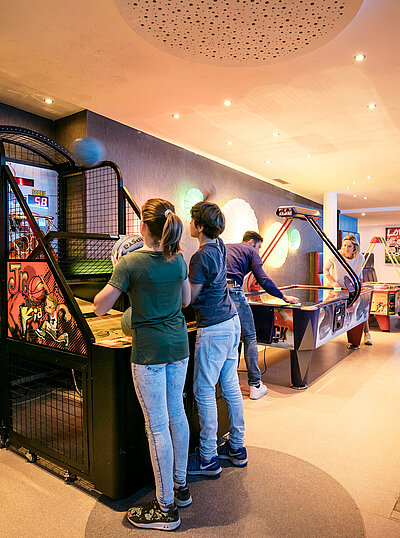 Kinder im Gamecenter im Familienhotel STOCK resort Österreich