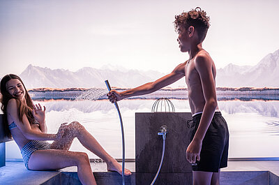 Zwei Kinder im Dampfbad im Familien Wellnesshotel STOCK resort Österreich