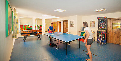 Zwei Mitarbeiter spielen Tischtennis in der Team Lodge im STOCK resort