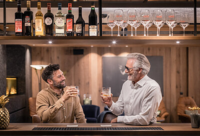 Zwei Männer mit Drinks in der Stockbar im STOCK resort