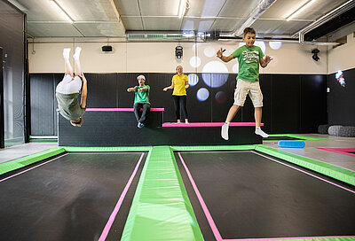 Kinder springen auf Trampoline im Action Park in Tirol im STOCK resort