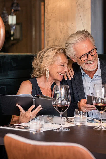 Paar genießt Wein im Gourmethotel STOCK resort