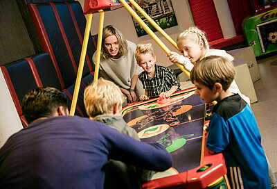 Kinder im Gamecenter im Familienhotel STOCK resort Österreich
