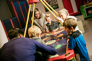 Kinder im Gamecenter im Familienhotel STOCK resort Österreich
