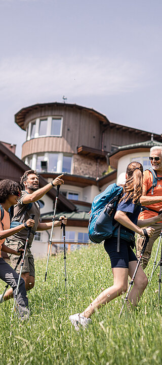 Wanderer neben dem Sporthotel STOCK resort Österreich