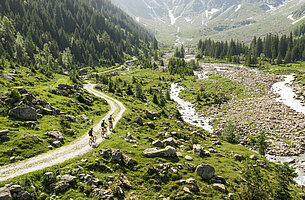 Fahrradfahrer im Stilluptal im Wanderurlaub im Zillertal