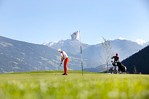Mann beim Golfen im Golf Urlaub Österreich
