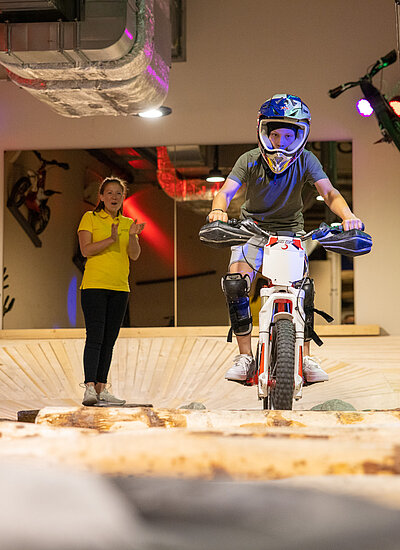 Kind fährt mit Trail im Trailpark im Familienhotel STOCK resort Österreich