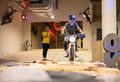 Kind fährt mit Trail im Trailpark im Familienhotel STOCK resort Österreich