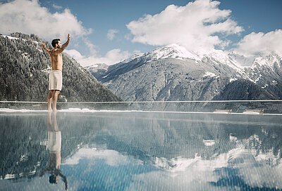 Mann am Outdoorpool im 5 Sterne Wellnesshotel Österreich STOCK resort