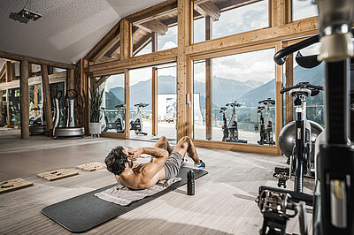 Mann trainiert im Sporthotel STOCK resort mit Fitnessstudio