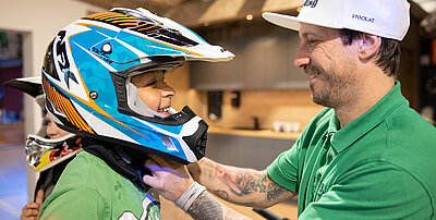 Junge mit Helm im Trailpark im Familien Sporthotel STOCK resort Österreich