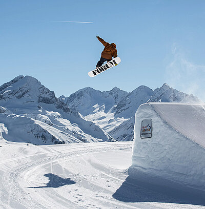 Snowboader im Snowboardurlaub in Österreich