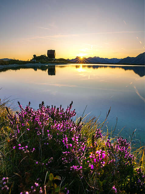 Sonnenaufgang hinter der Granatkapelle beobachten im Wanderurlaub im Zillertal