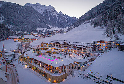 Aussenansicht im Winter in der Nacht STOCK resort