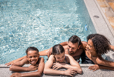 Familie im Pool im Familien Wellnesshotel STOCK resort Österreich
