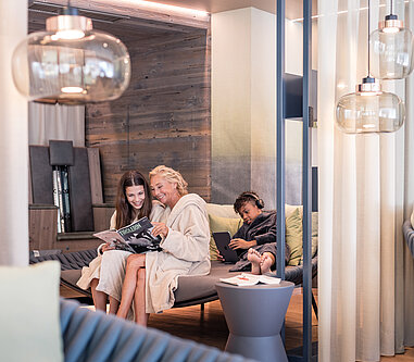 Oma und Enkelin im Family Spa Relaxraum im 5 Sterne Wellnesshotel Österreich STOCK resort