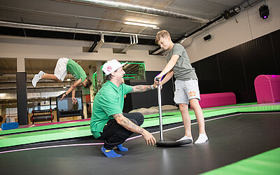 Kinder beim Trampolin springen im Actionpark in Tirol im STOCK resort