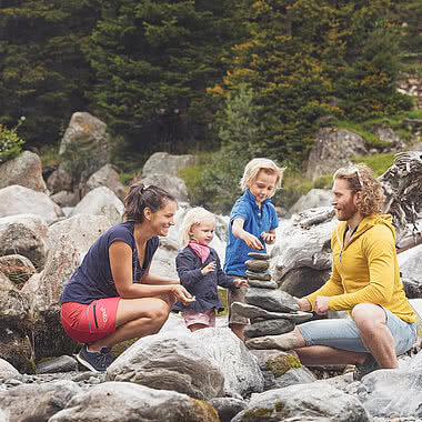 Familie beim Spielen in der Zemmschlucht im Zillertal