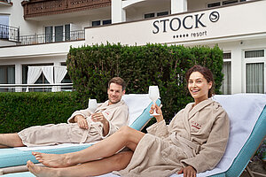 Paar auf der Liegewiese des 5 Sterne Wellnesshotels STOCK resort Österreich.