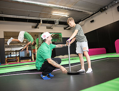 Kinder beim Trampolin springen im Actionpark in Tirol im STOCK resort