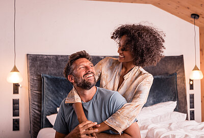 Paar im gemütlichem Zimmer im STOCK resort im Zillertal