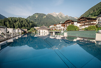Outdoorpool im 5 Sterne Wellnesshotel STOCK resort