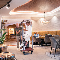 Hotelgäste im STOCK resort mit Kofferwagen 