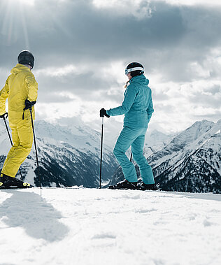 Paar auf der Piste im Zillertal