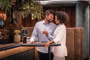 Paar trinkt Kaffee im Gourmethotel STOCK Resort Österreich 