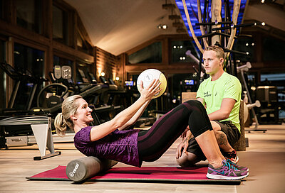 Frau und Mann trainieren im Sporthotel STOCK resort mit Fitnessstudio