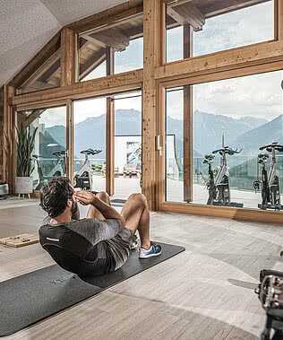 Mann trainiert im Sporthotel STOCK resort mit Fitnessstudio