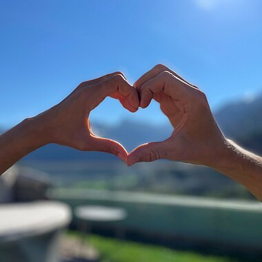 Hände formen ein Herz im STOCK resort