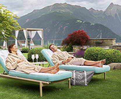 Paar auf der Liegewiese des 5 Sterne Wellnesshotels STOCK resort Österreich.