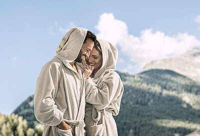 Paar in Bademänteln im Luxushotel in Zillertal STOCK resort