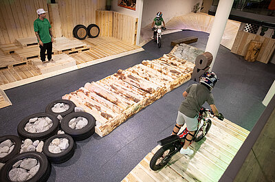 Kinder fahren mit Trail imTrailpark im Familienhotel STOCK resort Österreich