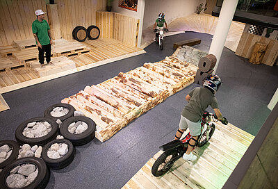 Kinder fahren mit Trail imTrailpark im Familienhotel STOCK resort Österreich