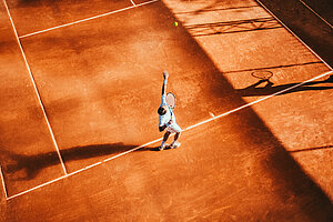 Tennisaufschlag im Aktivurlaub im STOCK resort