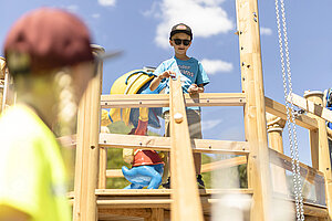 Kinder am Spielen im Abenteuer Familienurlaub Österreich