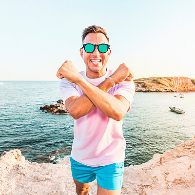 Stockanotti auf einer Klippe am Meer