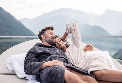Paar auf der Liegewiese im Luxushotel in Zillertal STOCK resort