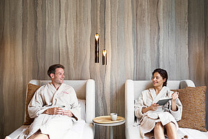 Paar im Ruheraum im 5 Sterne Wellnesshotel STOCK resort Österreich.